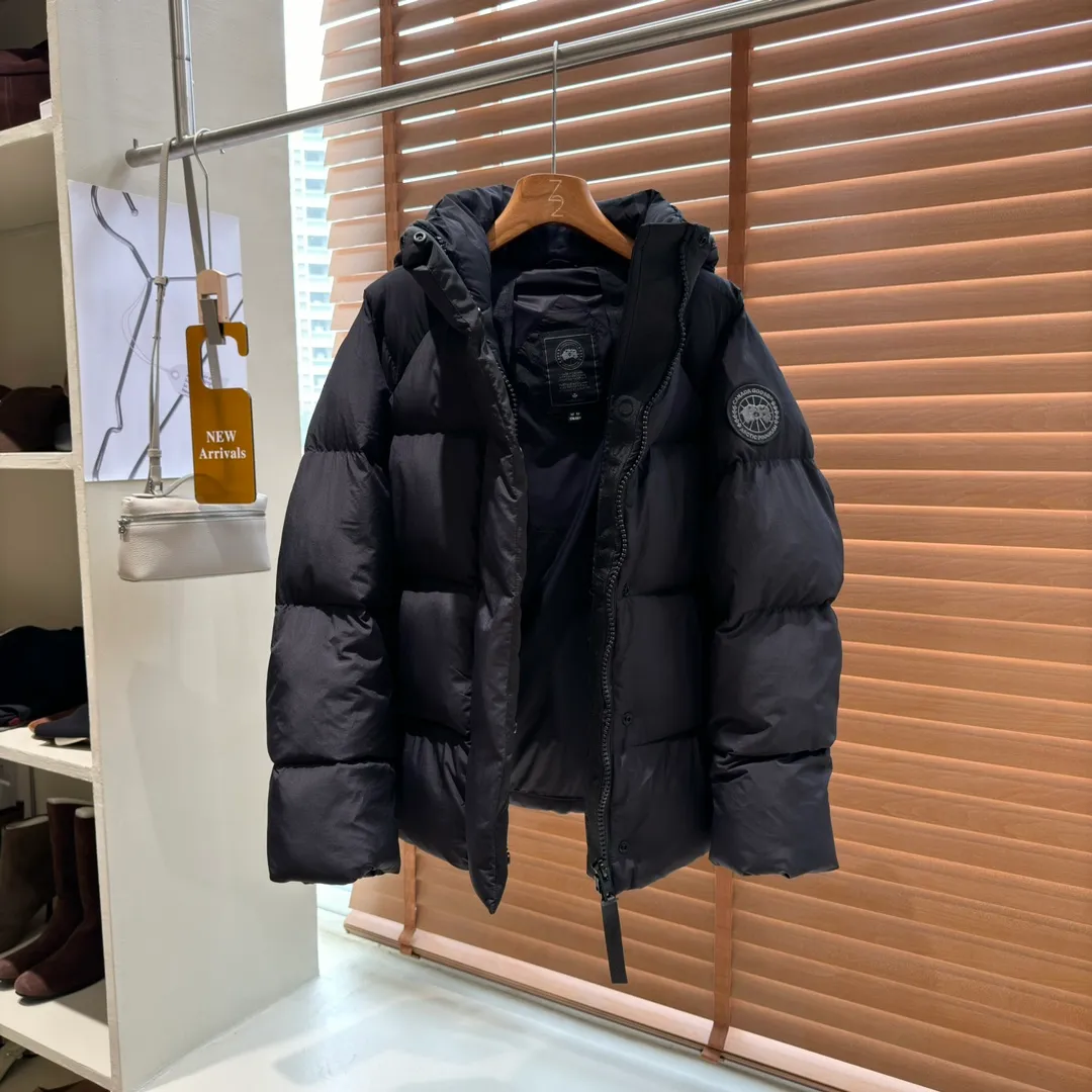 P780 Style No. Y110 𝗖𝗔𝗡𝗔𝗗𝗔 𝗚𝗢𝗢𝗦𝗘｜Canada Goose 𝗝𝘂𝗻𝗰𝘁𝗶𝗼𝗻Capsule Short Down Jacket/Ouyang Nana Generation 𝗦𝗶𝘇𝗲: 𝗫𝗦 𝗦 𝗠 𝗟 𝗫𝗟 Product color: black, white